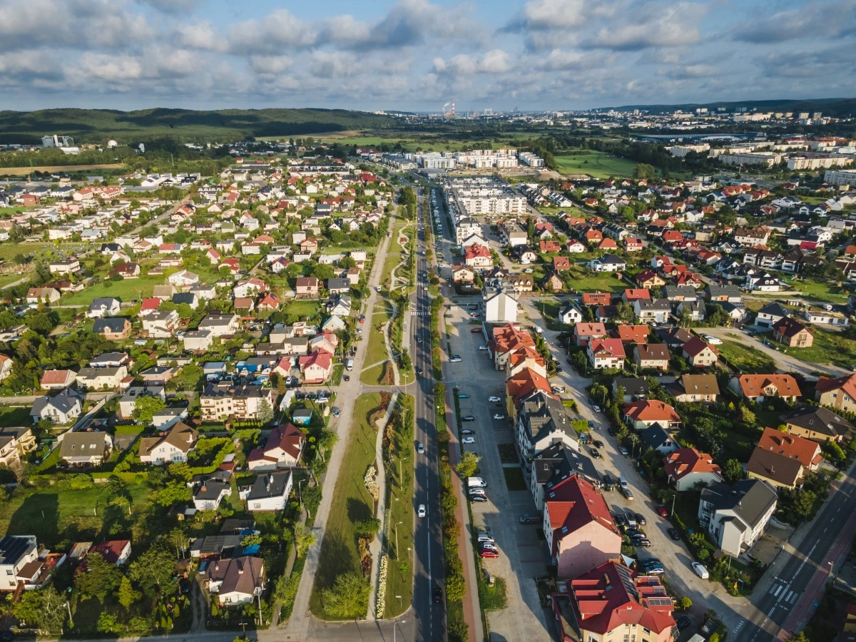 Rumia z lotu ptaka - aleja, zabudowa i wzgórza w tle